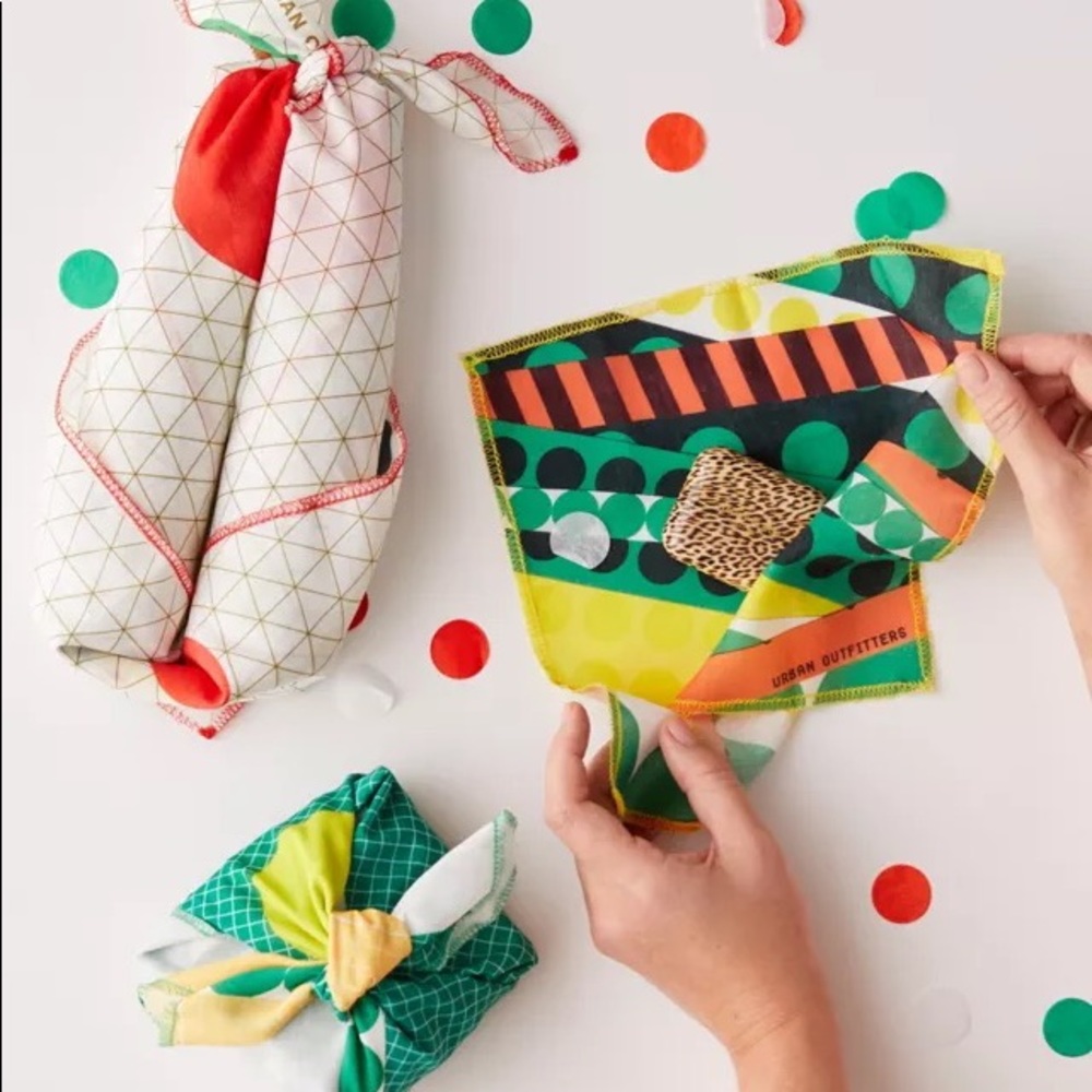 🆕 UO Community Cares + Big Brothers Big Sisters Reusable Holiday Gift Wrap Set